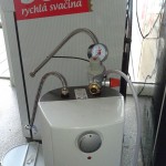 Beztlaký-ohřívač-vody--s-nesmyslně-instalovaným-pojistným-a-redukčním-ventilem